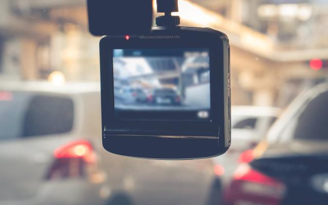 https://www.theaa.com/~/media/the-aa/insurance/car-insurance/advice/why-you-should-install-a-dash-cam.jpg?h=400&w=640&hash=C75073E13F3B94F12AC33A3D4BD7FFC180839EAF&hash=C75073E13F3B94F12AC33A3D4BD7FFC180839EAF&rev=771101bb94324c1297de83295b396d88
